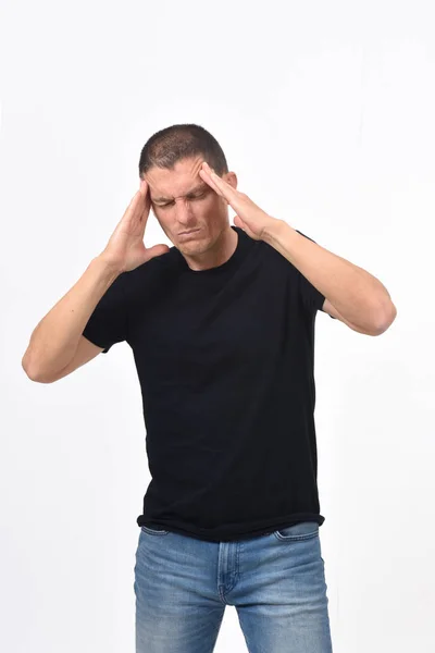 Homem com dor de cabeça no fundo branco — Fotografia de Stock
