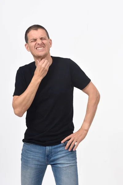 Homem com pescoço no fundo branco — Fotografia de Stock