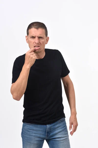 Hombre con dolor en el labio sobre fondo blanco — Foto de Stock