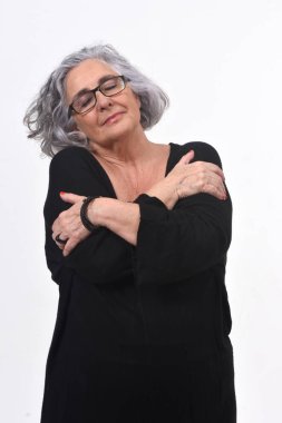 kadın beyaz arka planda sarılma