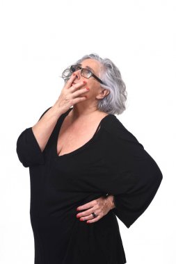 kadın bir şüphe veya beyaz arka plan üzerinde soru