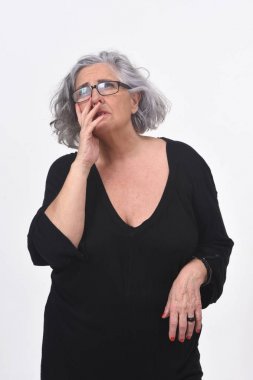 kadın bir şüphe veya beyaz arka plan üzerinde soru