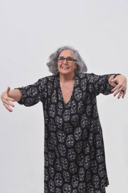 adam beyaz arka planda sarılma