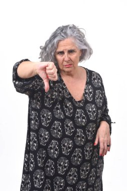 kadın başparmak aşağı ve beyaz arka planda ciddi tutan