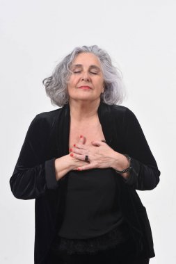 Göğsünde eli olan kadın.