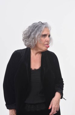 Beyaz arka plan üzerinde esneme kadın