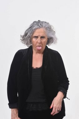 Beyaz arka plan üzerinde esneme kadın