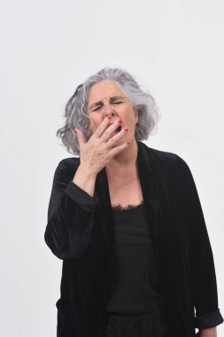 Beyaz arka plan üzerinde esneme kadın