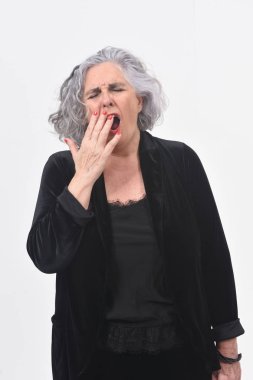 Beyaz arka plan üzerinde esneme kadın