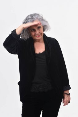 Beyaz arka planda uzak görünümlü önünde el ile kadın