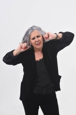  kadın gürültü beyaz arka planda kulakları zarar yapma