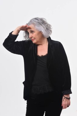 Beyaz arka planda uzak görünümlü önünde el ile kadın