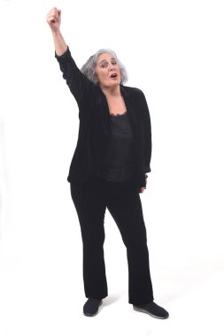 kadın kollarını yükseltmek ve beyaz arka zafer işareti gülümsüyor