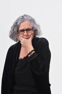 kadın bir şüphe veya beyaz arka plan üzerinde soru