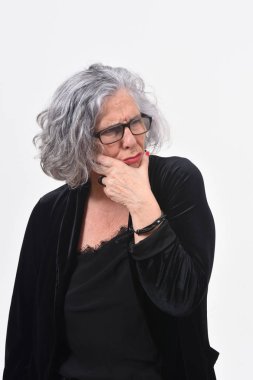 kadın bir şüphe veya beyaz arka plan üzerinde soru