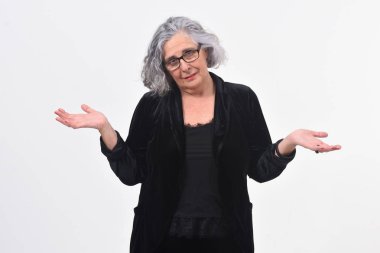 Beyaz arka planda şüpheli ya da kafası karışık bir kadın