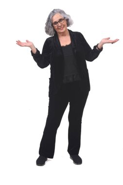 Beyaz arka planda şüpheli ya da kafası karışık bir kadın