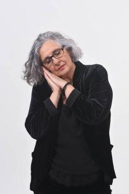 Üst düzey kadın beyaz arka planda uyuyor.