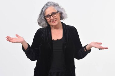 Beyaz arka planda şüpheli ya da kafası karışık bir kadın