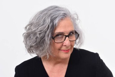 gözlük arayan kadın portresi