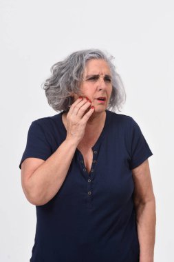 Beyaz zemin üzerinde bir diş ağrısı olan kadın