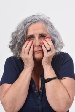 Beyaz arka planda gözler ile kadın