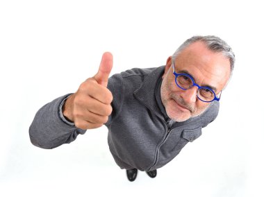 Beyaz arka planda adam thumps