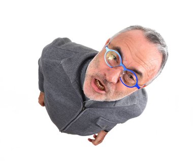 yükseltilmiş el ile sinir bozucu adam