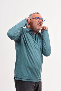 Beyaz arka planda gürültü adam