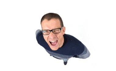 Beyaz arka planda çığlık atan adam