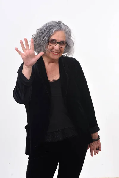 Γυναίκα με ανοιχτό χέρι και νούμερο πέντε σε λευκό φόντο — Φωτογραφία Αρχείου
