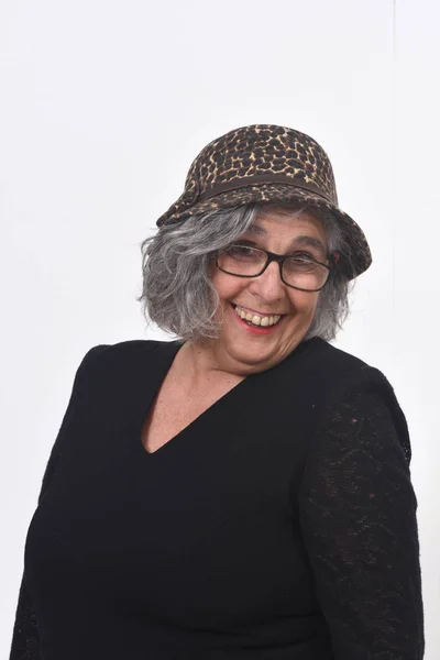 Ritratto di una donna con cappello su bianco — Foto Stock