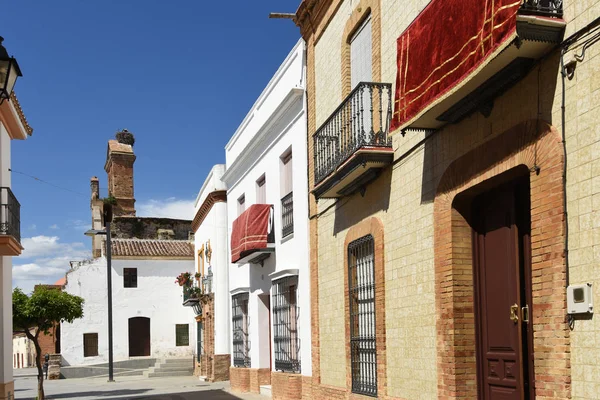 Calle y ruinas de la Iglesia de San Martín, (siglo XIII) ) — Foto de Stock