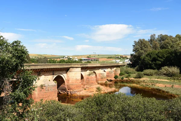 Roman bridge and Rio Tinto in Niebla village, Huelva province, A — Stock Photo, Image
