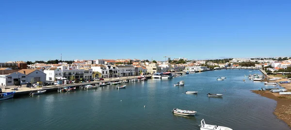 Blick auf Tavira von der Brücke dos descobrimentos, Fluss Gilao, — Stockfoto