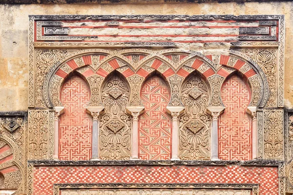 Maurské průčelí velké mešity v Cordobě, Andalusii, Španělsko — Stock fotografie