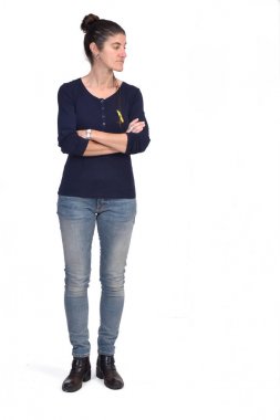 kolları beyaz arka plan üzerinde çapraz bir kadının tam portresi