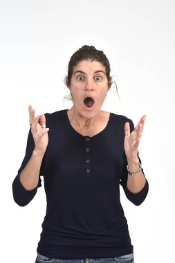 Beyaz arka üzerinde unutkanlık veya sürpriz ifade ile kadın