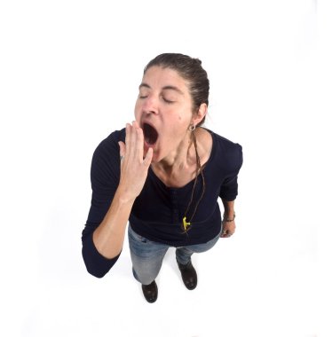 Beyaz arka plan üzerinde esneme kadın