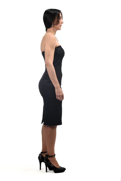 Vollständiges Porträt einer Frau mittleren Alters mit einem schulterfreien Kleid — Stockfoto