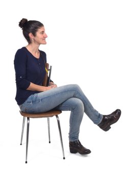 bir sandalye çapraz bacaklı ve tuvalet üzerinde oturan bir kadının tam portresi