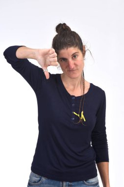 kadın başparmak aşağı ve beyaz arka planda ciddi tutan