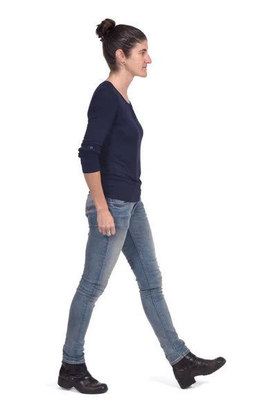 Frau zu Fuß auf weißem Hintergrund — Stockfoto