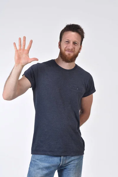 Homem com o dedo em forma de número cinco — Fotografia de Stock