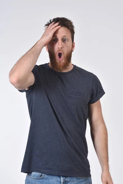 Homem com expressão de esquecimento ou surpresa no backgr branco — Fotografia de Stock
