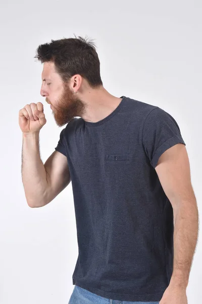 Uomo con tosse su sfondo bianco — Foto Stock