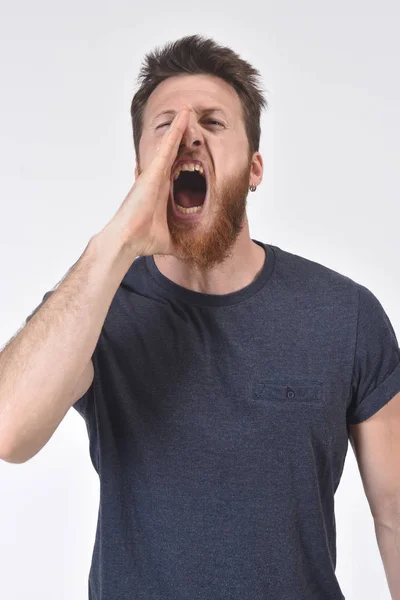 Homem gritando no fundo branco — Fotografia de Stock