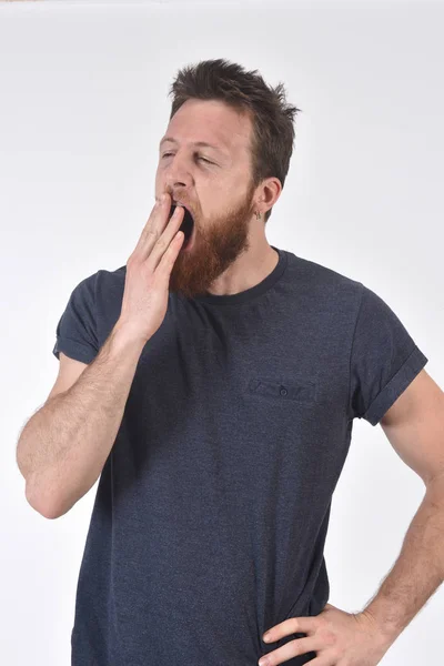 Homem bocejando no fundo branco — Fotografia de Stock