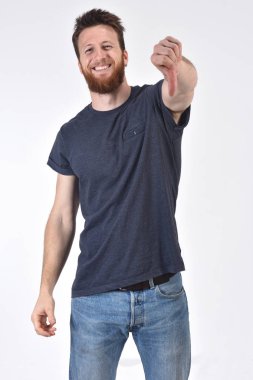 adam onu başparmak aşağı ve beyaz arka planda ciddi tutan, SMIL