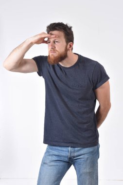 ön elle beyaz arka planda görünümlü adam